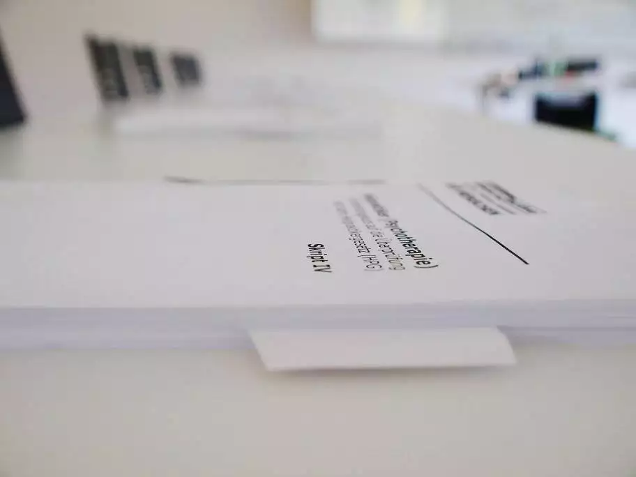 Kursskripte im Seminarraum Heilpraktiker Psychotherapie